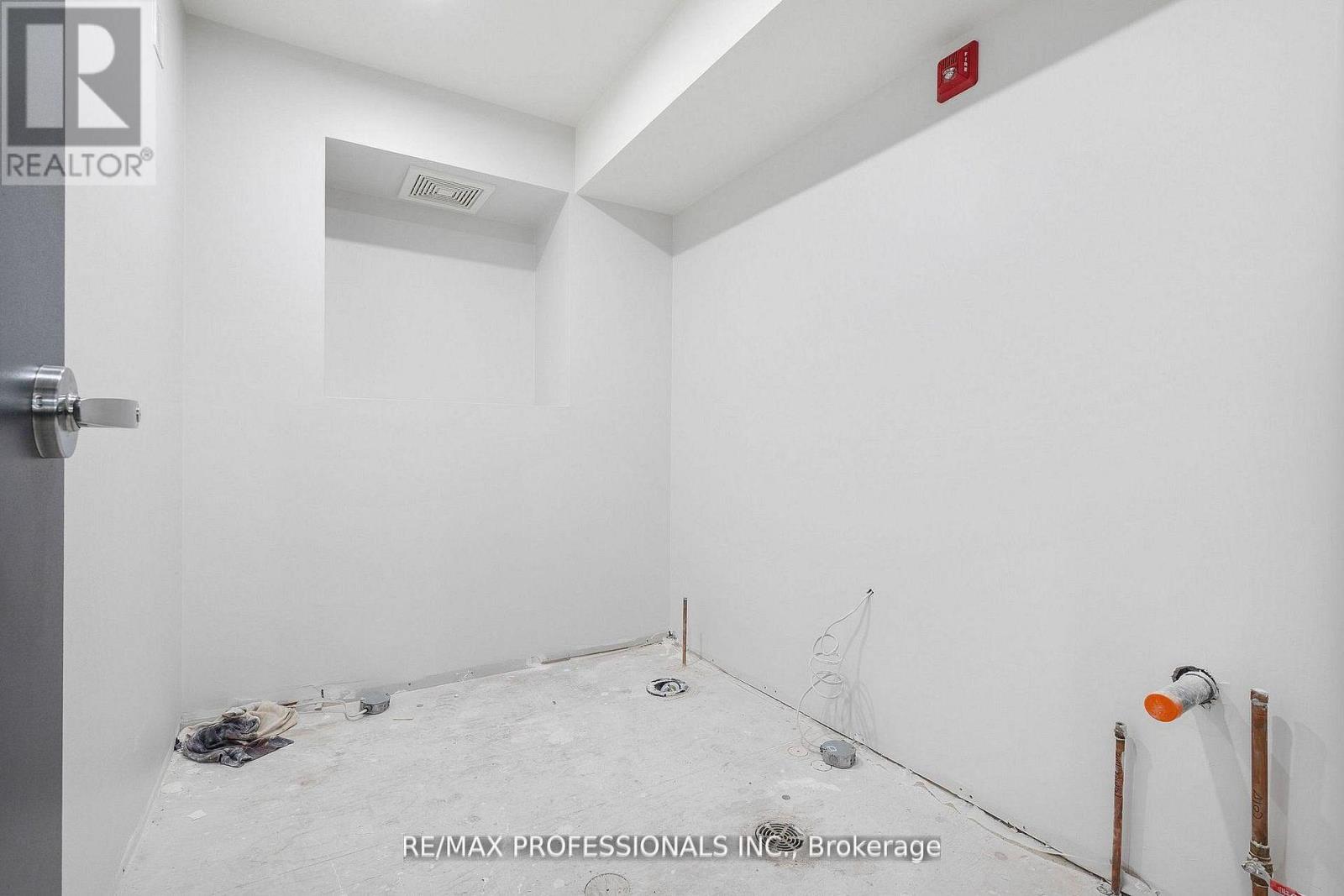 430 Browns Line, Toronto, Ontario  M8W 3T9 - Photo 14 - W12951554