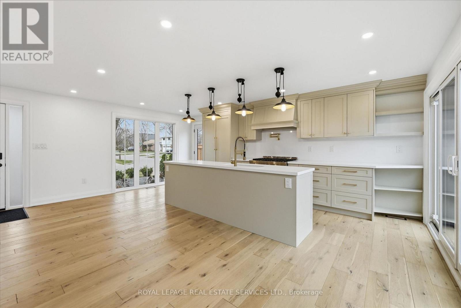 2212 Urwin Crescent, Oakville, Ontario  L6L 2T2 - Photo 9 - W12951654