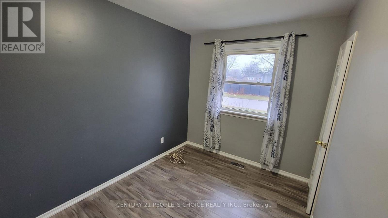 245 Foxbar Road, Burlington, Ontario  L7L 3A2 - Photo 5 - W12951660