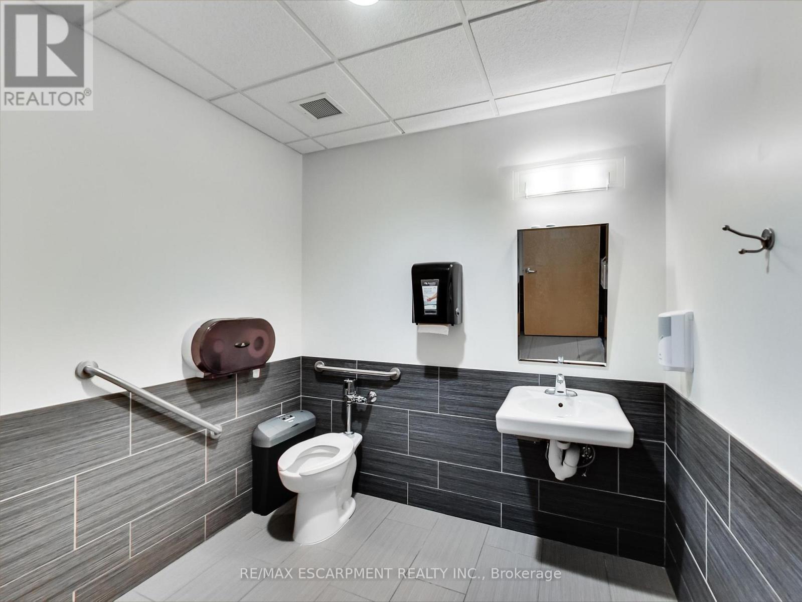 100 - 540 Plains Road E, Burlington, Ontario  L7T 2E3 - Photo 24 - W12951662