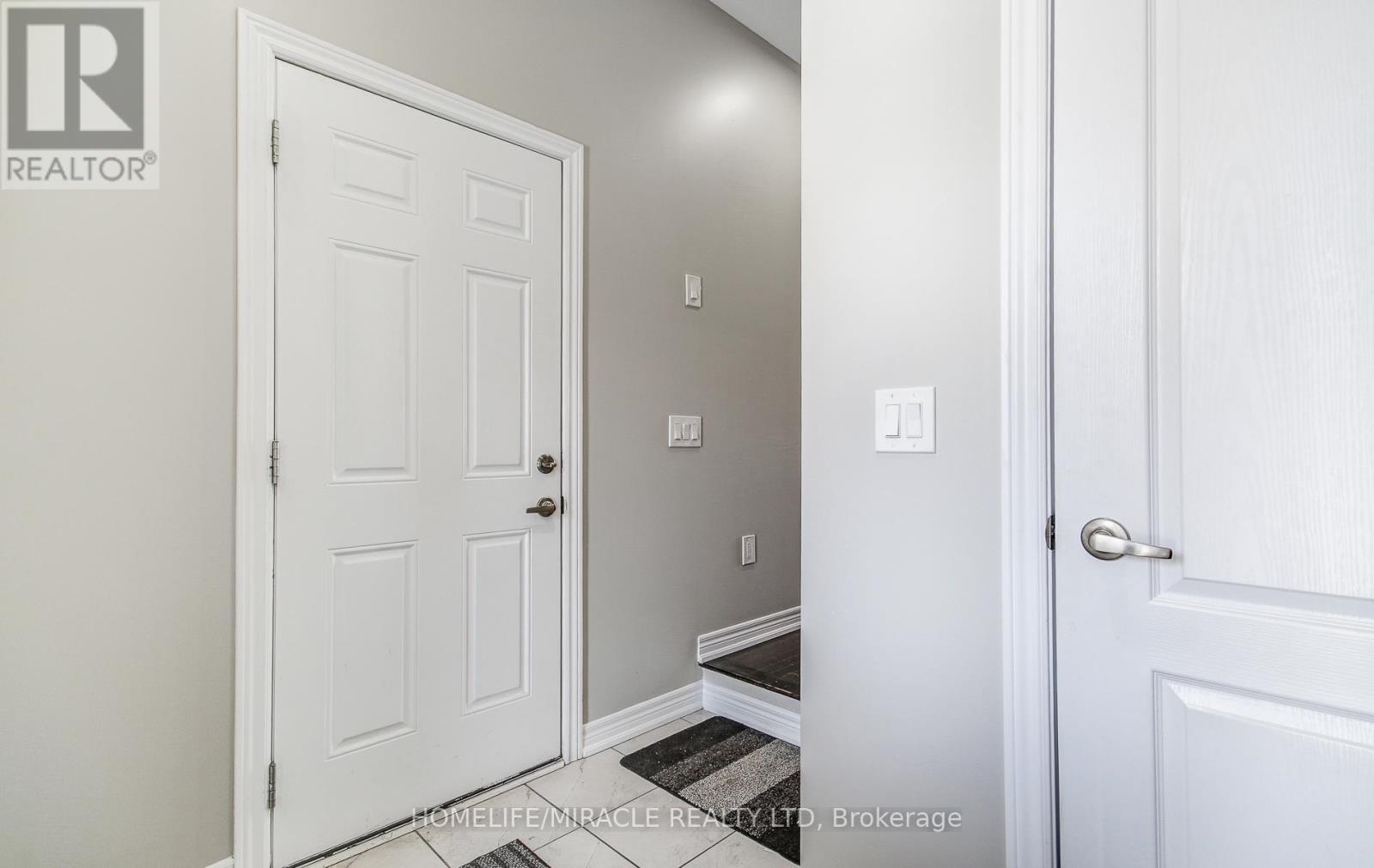 30 Davenfield Circle, Brampton, Ontario  L6P 4M2 - Photo 8 - W12951708