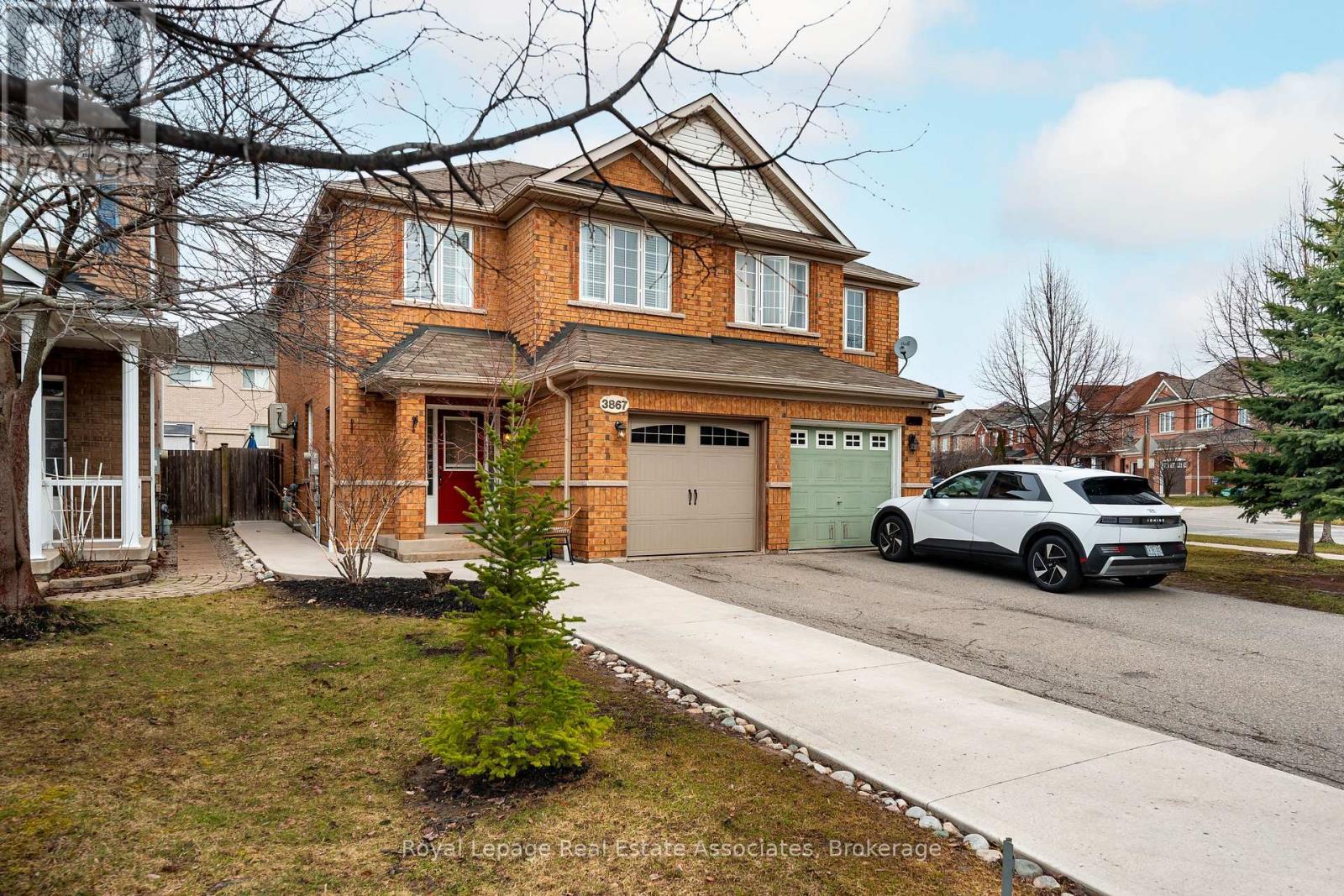 3867 Stardust Drive, Mississauga, Ontario  L5M 7Z9 - Photo 2 - W12951748