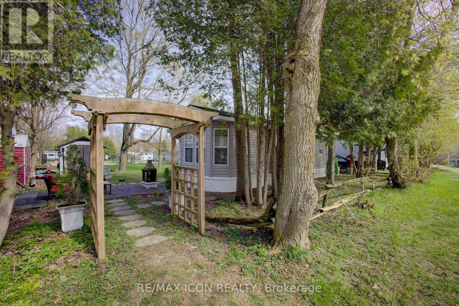 8 Maple, Wellington North, Ontario  N0G 2L0 - Photo 2 - X12951746