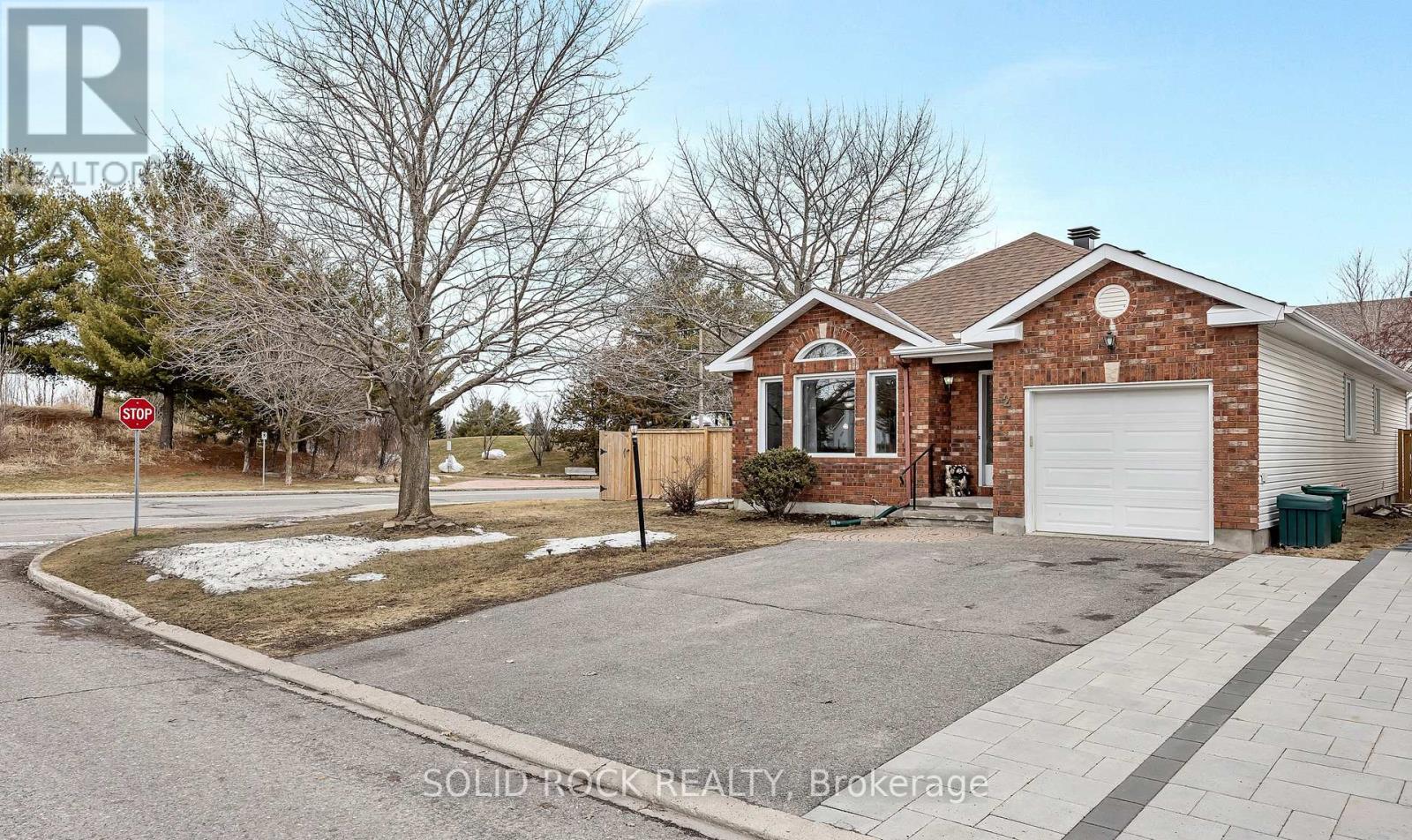 2 Newborough Crescent, Ottawa, Ontario  K2G 6A2 - Photo 3 - X12951852