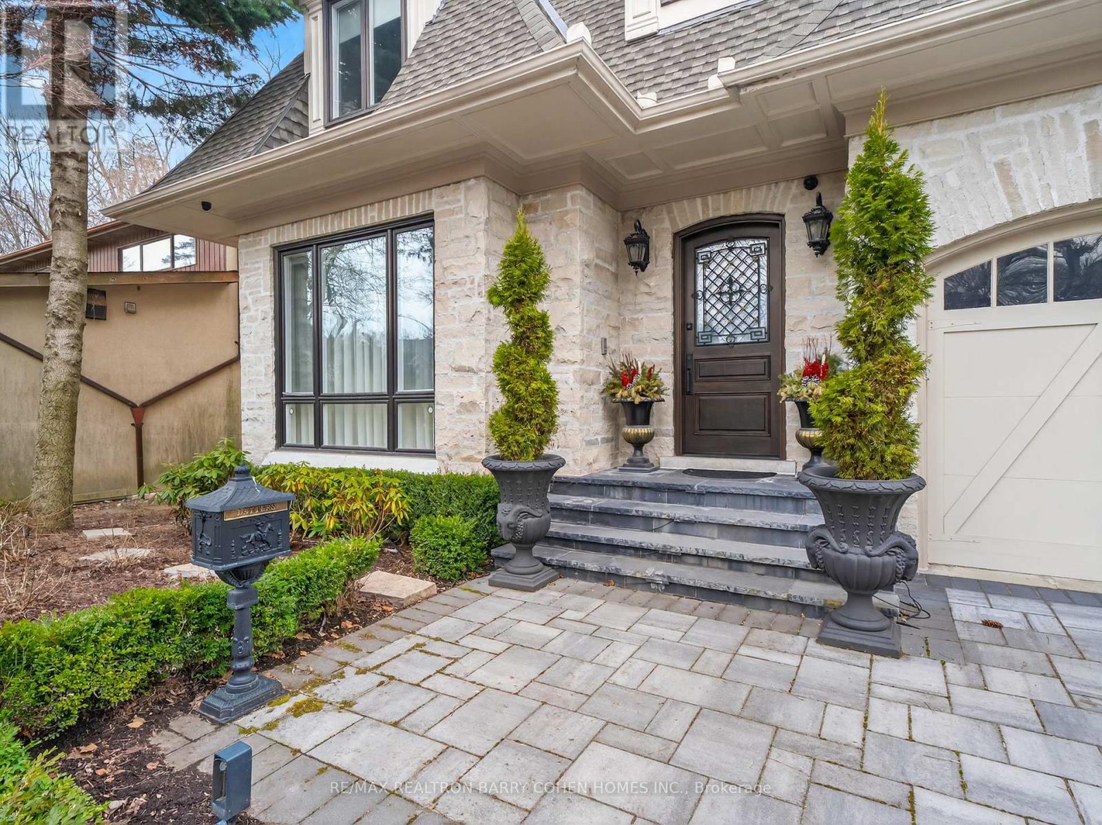 18 Brookfield Road, Toronto, Ontario  M2P 1A9 - Photo 3 - C12773406