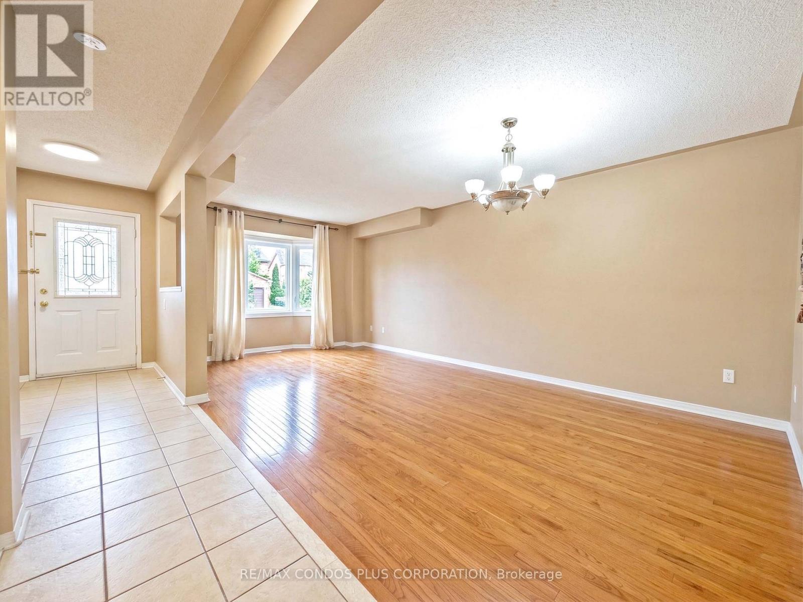 517 Ravenstone Crescent, Mississauga, Ontario  L5R 4A6 - Photo 2 - W12807886