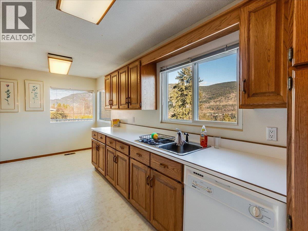 3613 9th Avenue, Castlegar, British Columbia  V1N 2Z6 - Photo 13 - 10375920