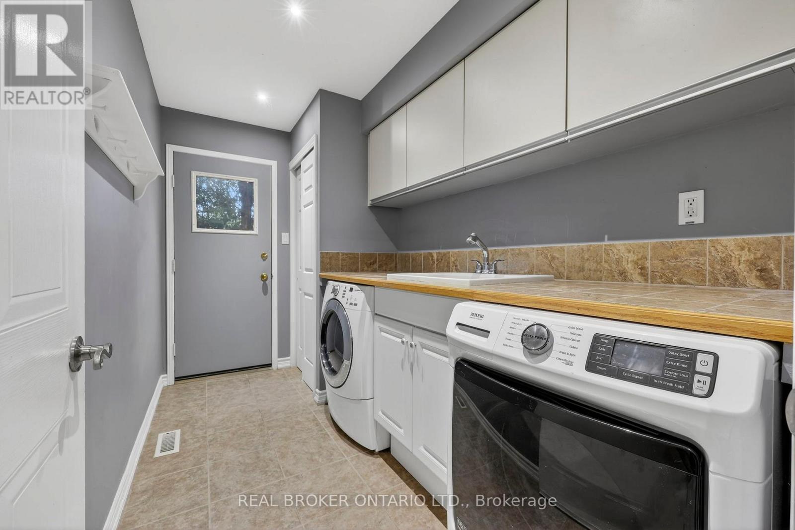 89 Marsden Court, Newmarket, Ontario  L3Y 7P6 - Photo 13 - N12951800