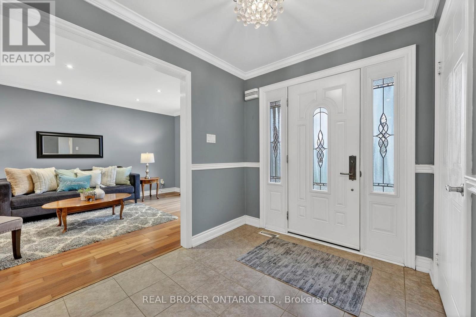 89 Marsden Court, Newmarket, Ontario  L3Y 7P6 - Photo 2 - N12951800