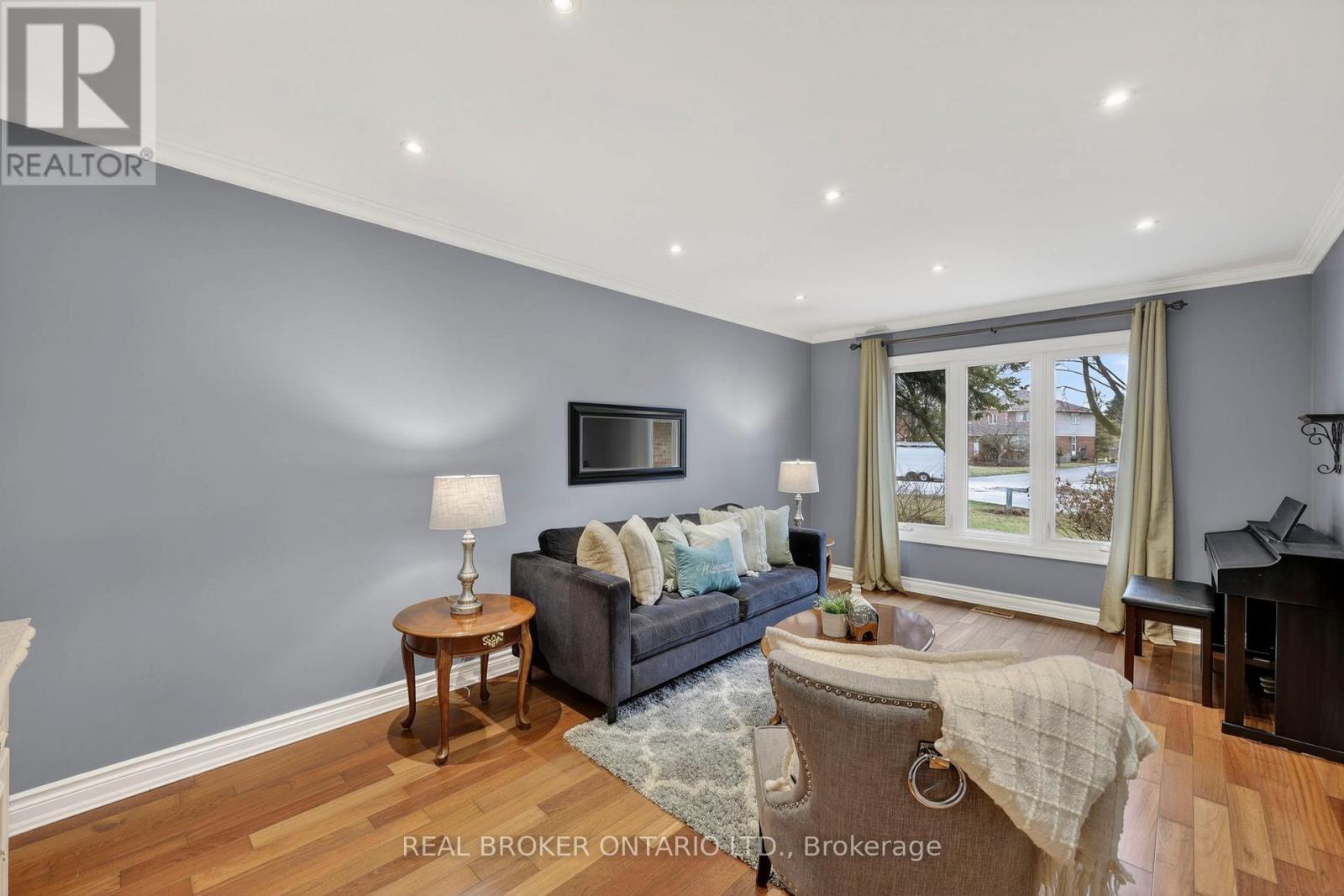 89 Marsden Court, Newmarket, Ontario  L3Y 7P6 - Photo 4 - N12951800