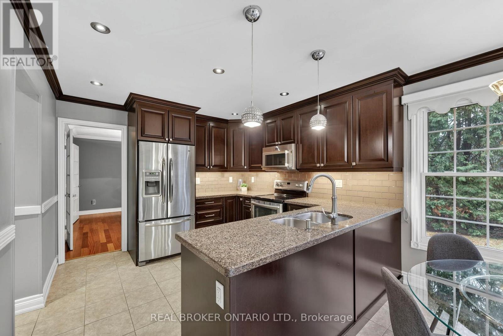 89 Marsden Court, Newmarket, Ontario  L3Y 7P6 - Photo 8 - N12951800