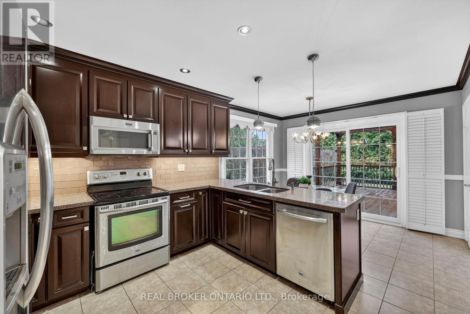 89 Marsden Court, Newmarket, Ontario  L3Y 7P6 - Photo 9 - N12951800