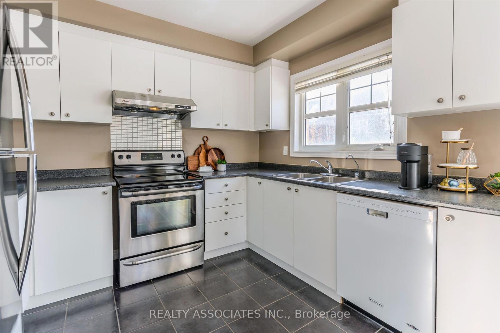 19 Bearings Avenue, Whitchurch-Stouffville, Ontario  L4A 0W6 - Photo 18 - N12951844