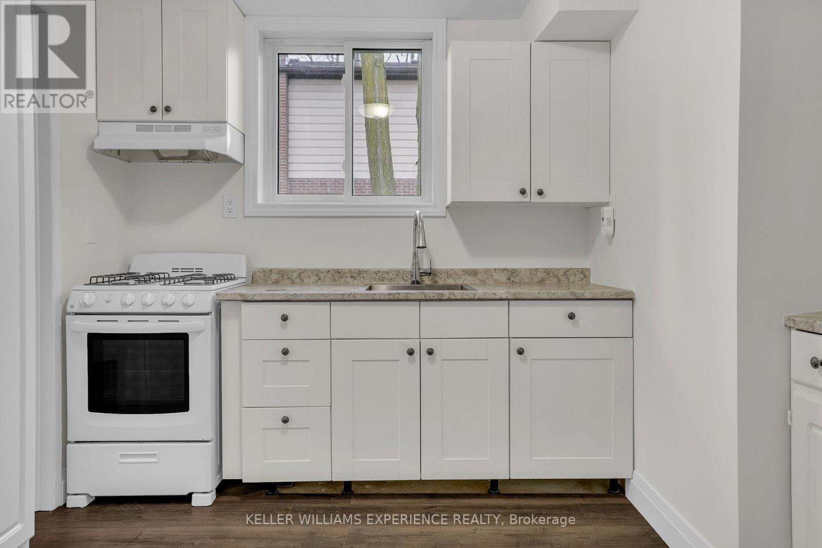 124 Springdale Drive, Barrie, Ontario  L4M 4Y2 - Photo 10 - S12951814