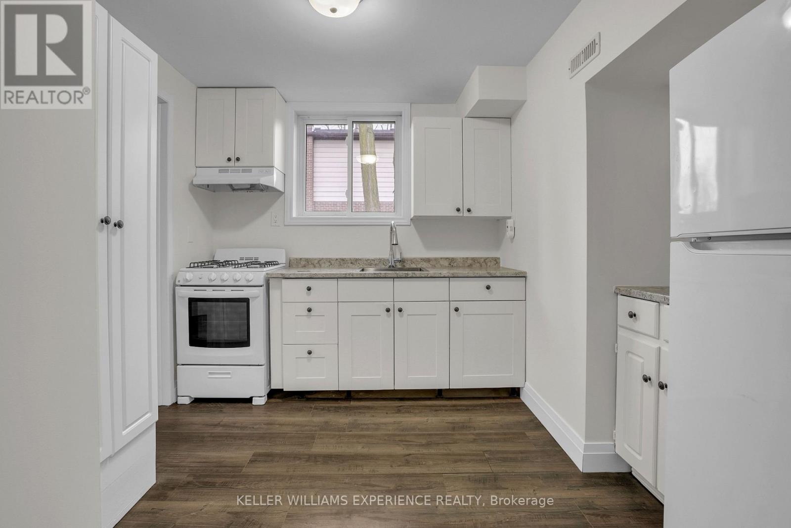 124 Springdale Drive, Barrie, Ontario  L4M 4Y2 - Photo 9 - S12951814