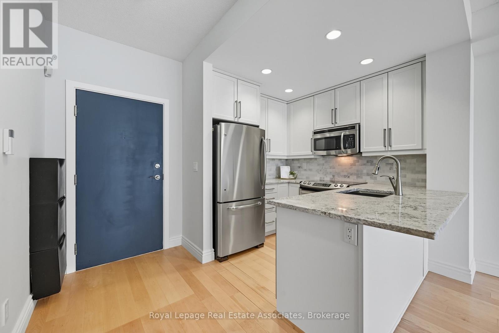 1407 - 551 Maple Avenue, Burlington, Ontario  L7S 1M7 - Photo 4 - W12951804