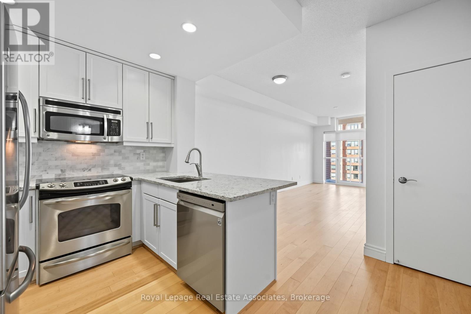 1407 - 551 Maple Avenue, Burlington, Ontario  L7S 1M7 - Photo 5 - W12951804