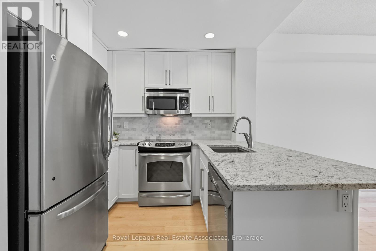 1407 - 551 Maple Avenue, Burlington, Ontario  L7S 1M7 - Photo 6 - W12951804