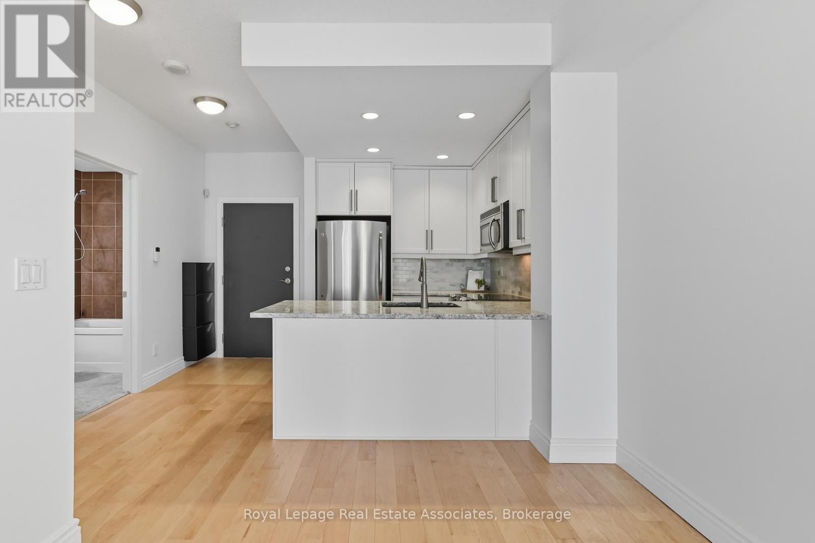 1407 - 551 Maple Avenue, Burlington, Ontario  L7S 1M7 - Photo 8 - W12951804