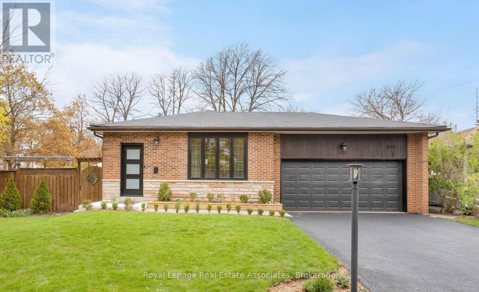 1898 Barsuda Drive, Mississauga, Ontario  L5J 1V5 - Photo 2 - W12951856