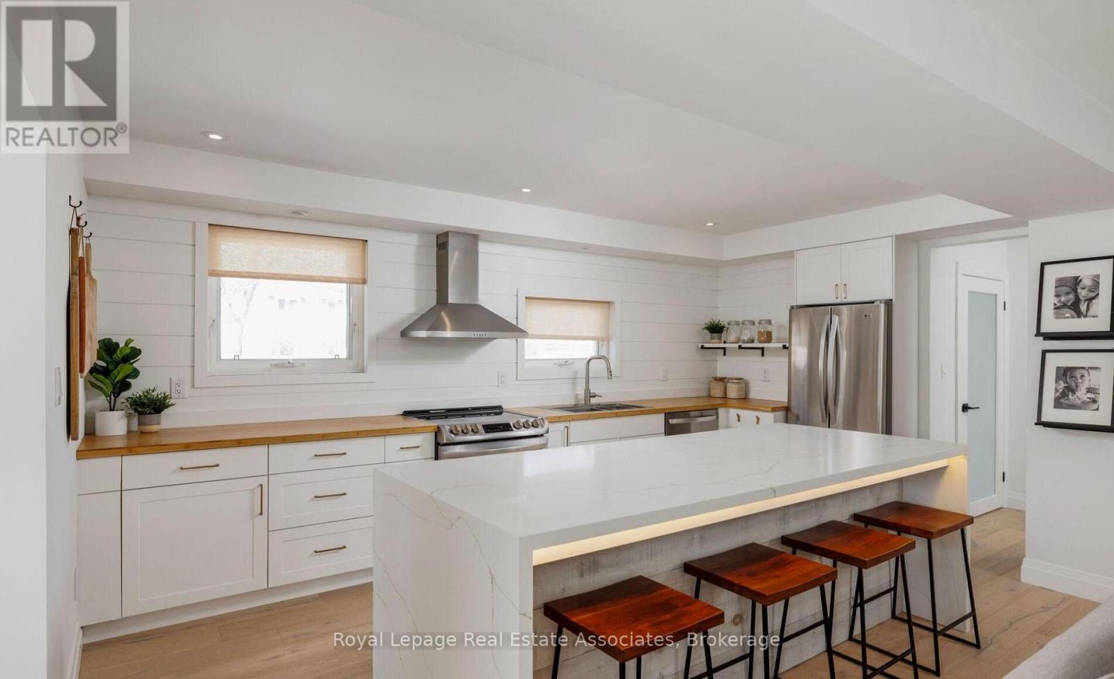 1898 Barsuda Drive, Mississauga, Ontario  L5J 1V5 - Photo 3 - W12951856