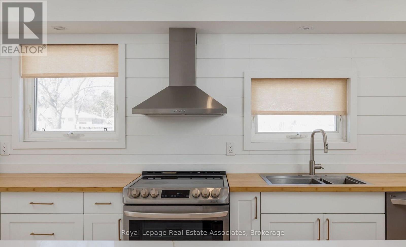 1898 Barsuda Drive, Mississauga, Ontario  L5J 1V5 - Photo 5 - W12951856