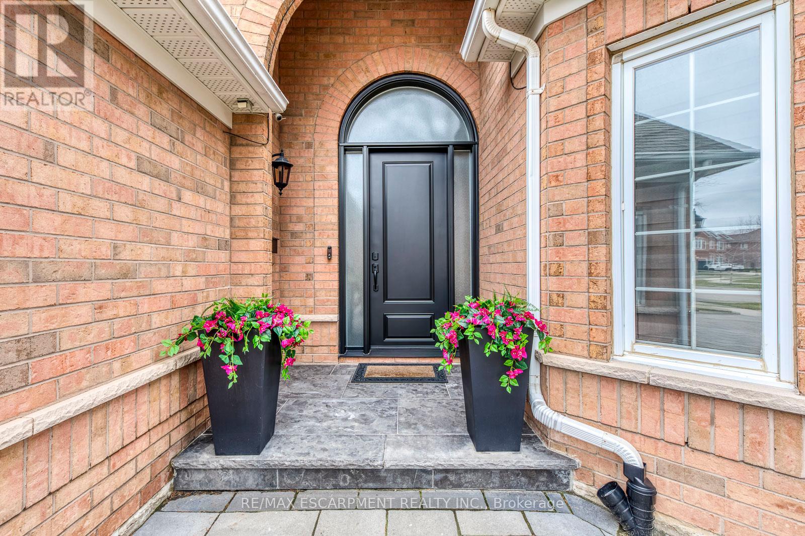 4366 Latimer Crescent, Burlington, Ontario  L7M 4R2 - Photo 3 - W12951882