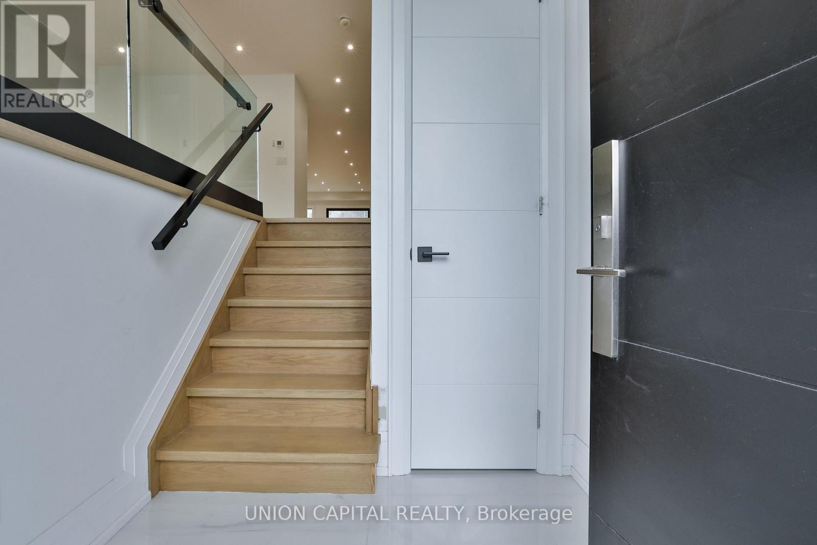 6 Milton Street, Toronto, Ontario  M8Y 2X5 - Photo 10 - W12951918