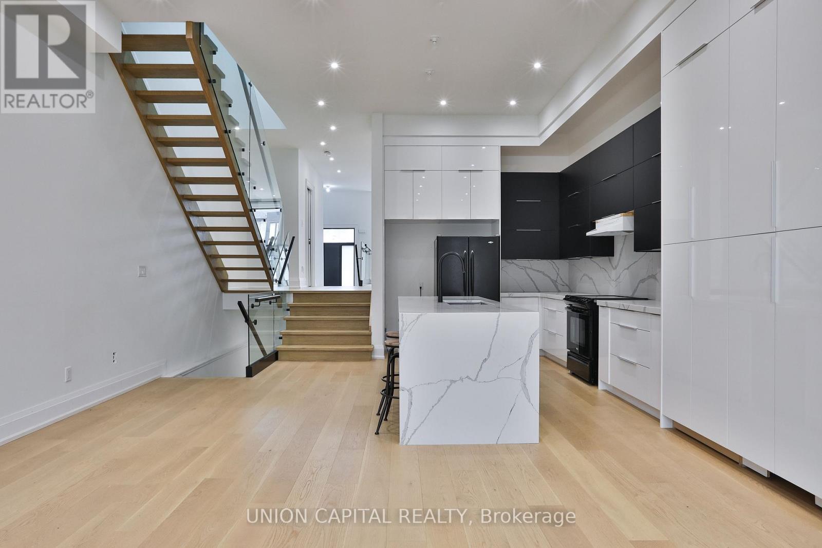 6 Milton Street, Toronto, Ontario  M8Y 2X5 - Photo 6 - W12951918