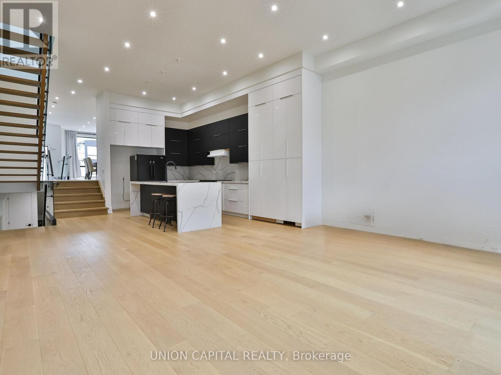 6 Milton Street, Toronto, Ontario  M8Y 2X5 - Photo 8 - W12951918