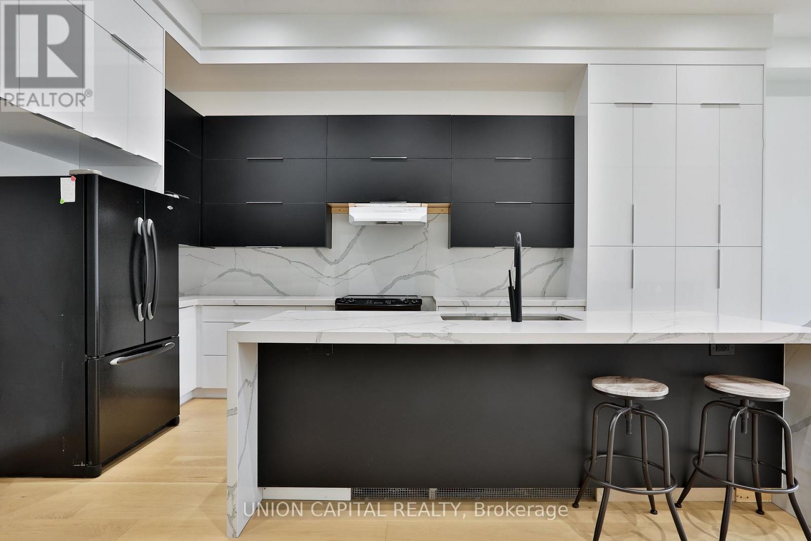 6 Milton Street, Toronto, Ontario  M8Y 2X5 - Photo 9 - W12951918