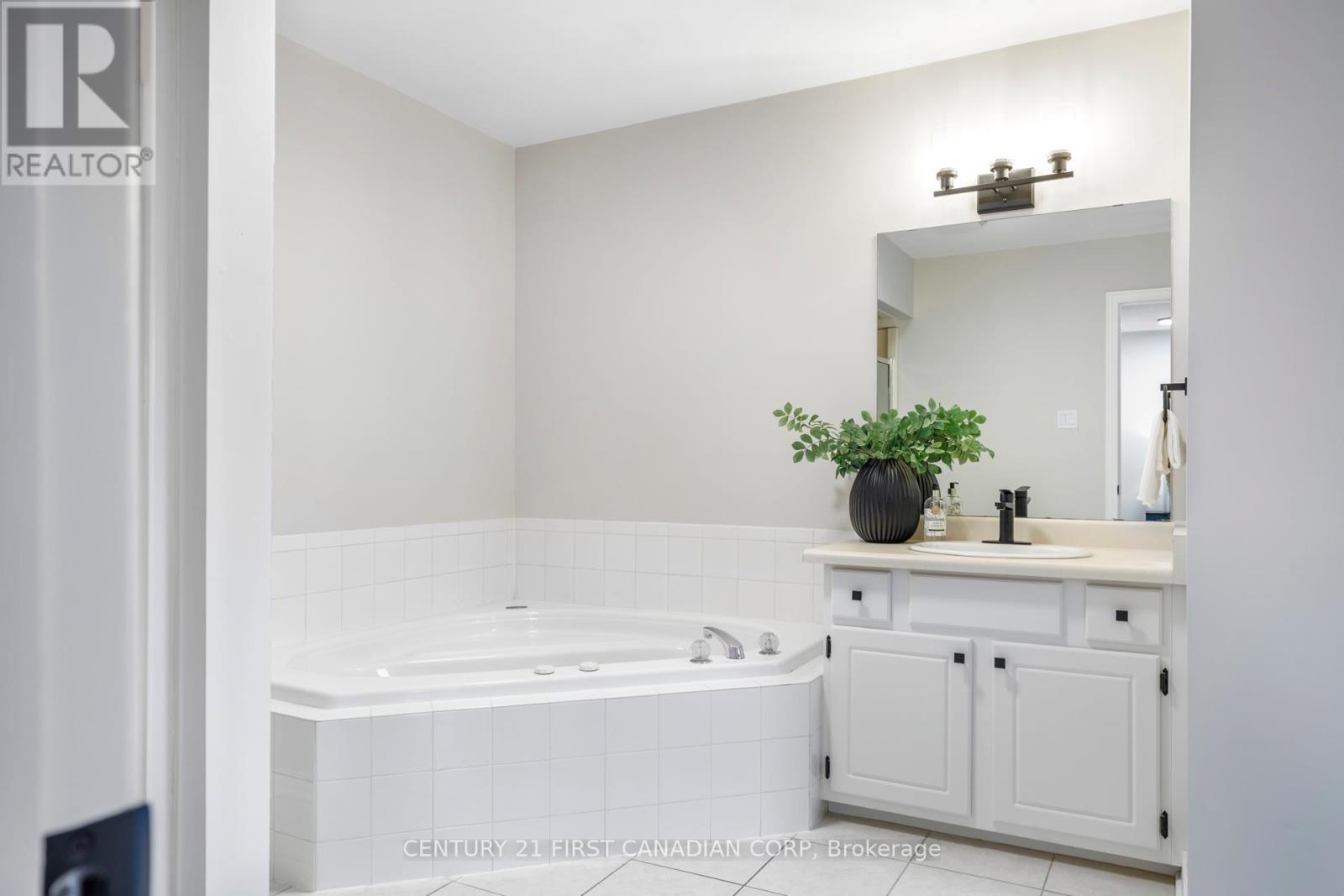 25 - 189 Homestead Crescent, London North, Ontario  N6G 2E6 - Photo 19 - X12951966