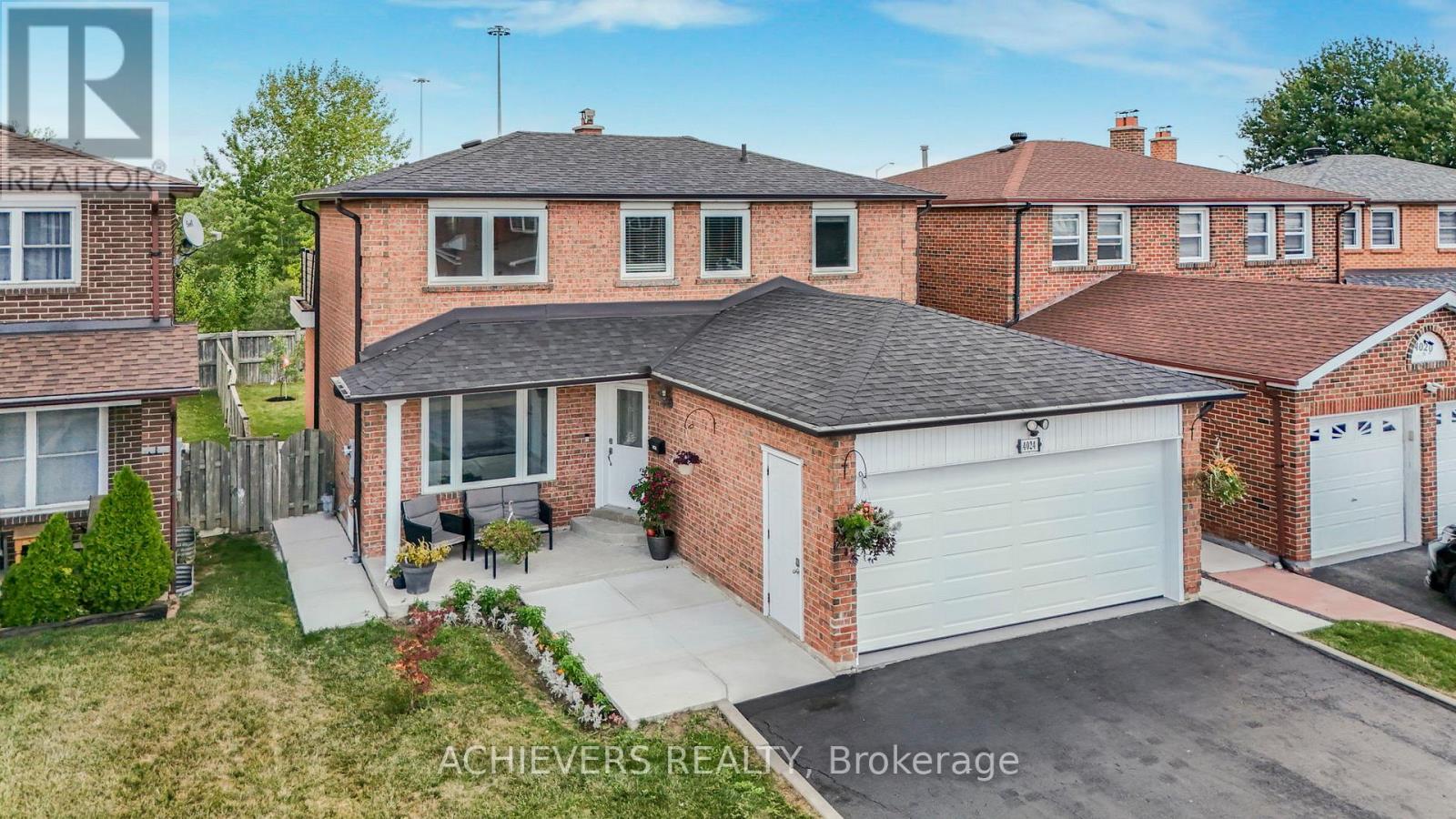 4024 Longo Circle E, Mississauga, Ontario  L4T 4C7 - Photo 3 - W12773266