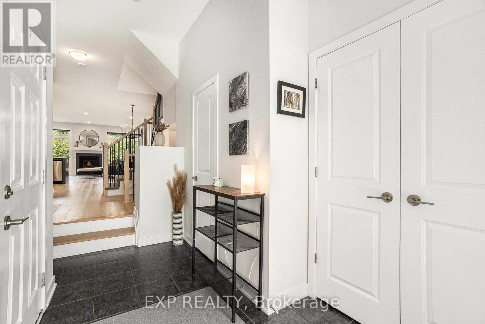 147 Wabikon Crescent, Ottawa, Ontario  K1X 0H8 - Photo 3 - X12952198