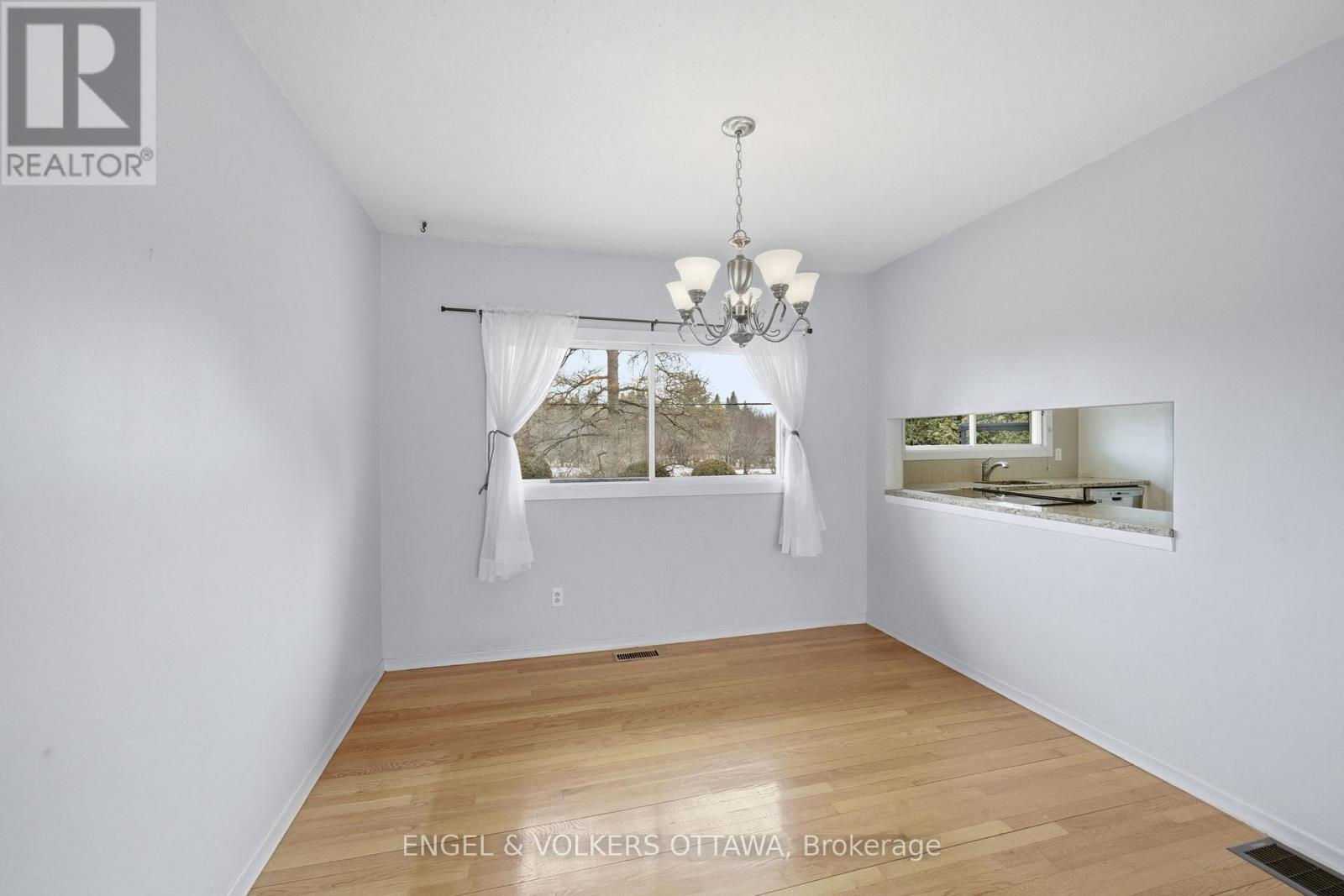 22 Parkside Crescent, Ottawa, Ontario  K2G 3B5 - Photo 6 - X12952202