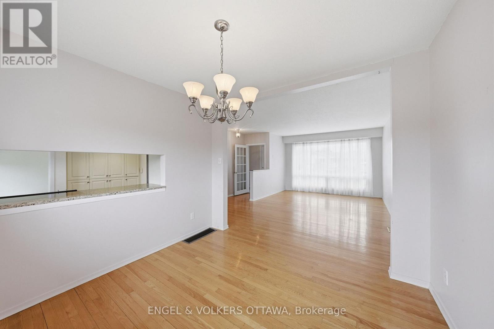 22 Parkside Crescent, Ottawa, Ontario  K2G 3B5 - Photo 7 - X12952202