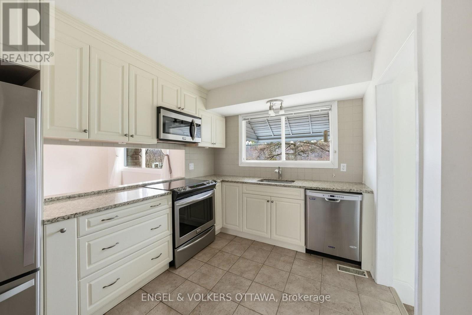 22 Parkside Crescent, Ottawa, Ontario  K2G 3B5 - Photo 8 - X12952202