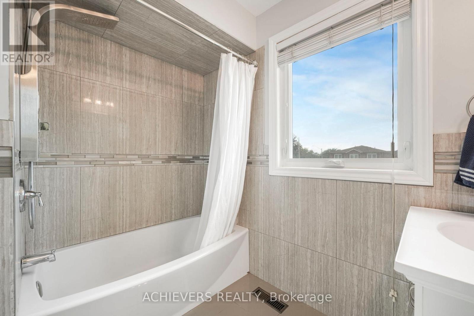 4024 Longo Circle E, Mississauga, Ontario  L4T 4C7 - Photo 28 - W12773266