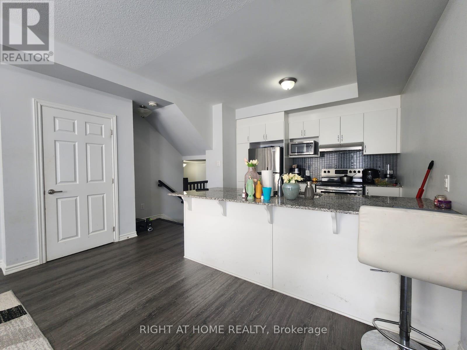 555 Takamose Pvt, Ottawa, Ontario  K1K 5A5 - Photo 4 - X12927150