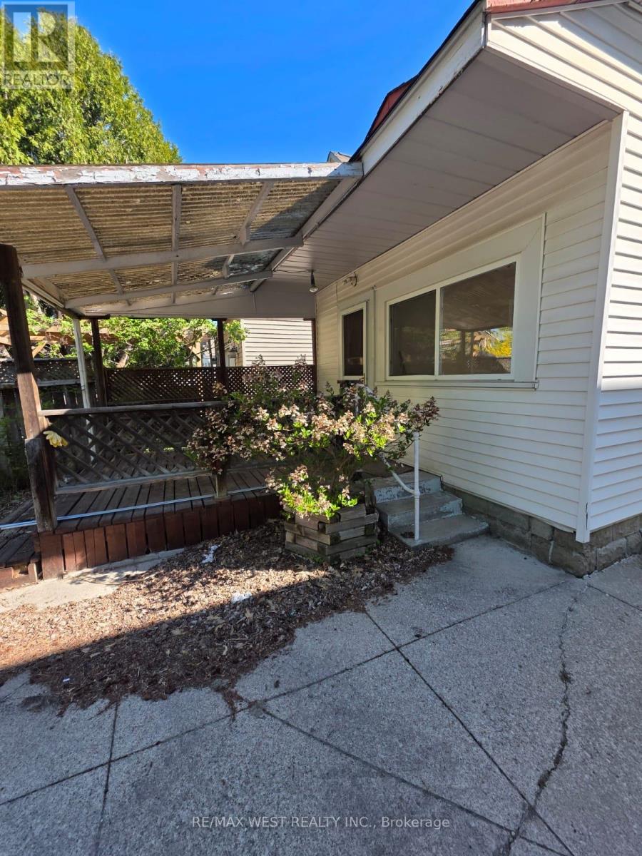 160 King Edward Avenue, Toronto, Ontario  M4C 5J8 - Photo 14 - E12952048