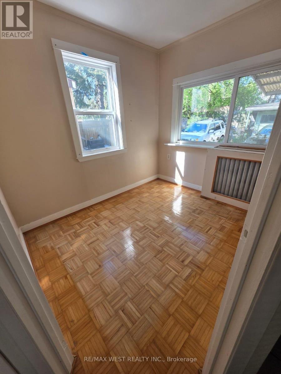 160 King Edward Avenue, Toronto, Ontario  M4C 5J8 - Photo 4 - E12952048