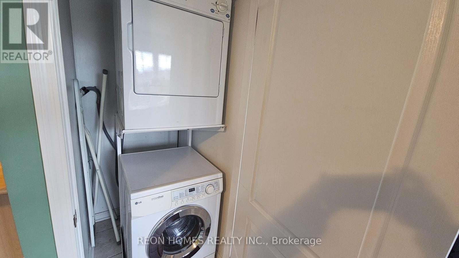 Coach House - 1 Chippenham Lane, Markham, Ontario  L6B 1L6 - Photo 10 - N12952250