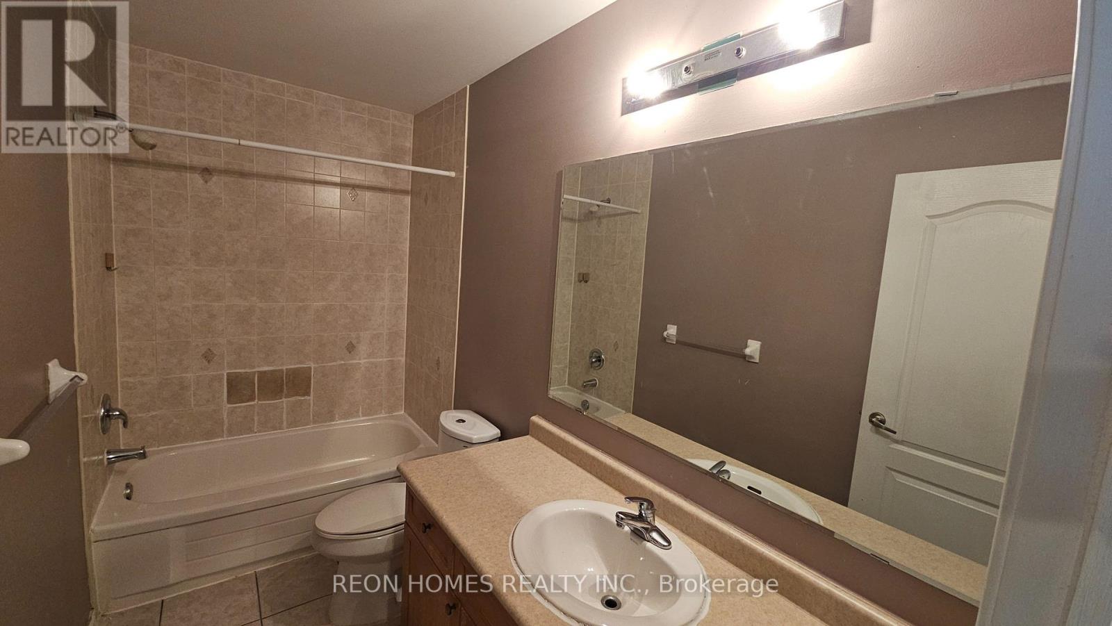 Coach House - 1 Chippenham Lane, Markham, Ontario  L6B 1L6 - Photo 11 - N12952250