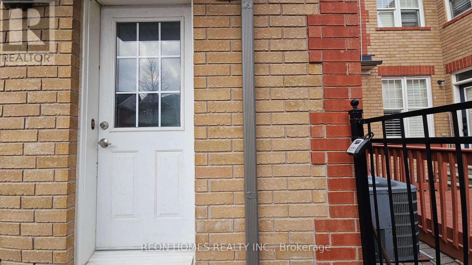 Coach House - 1 Chippenham Lane, Markham, Ontario  L6B 1L6 - Photo 2 - N12952250