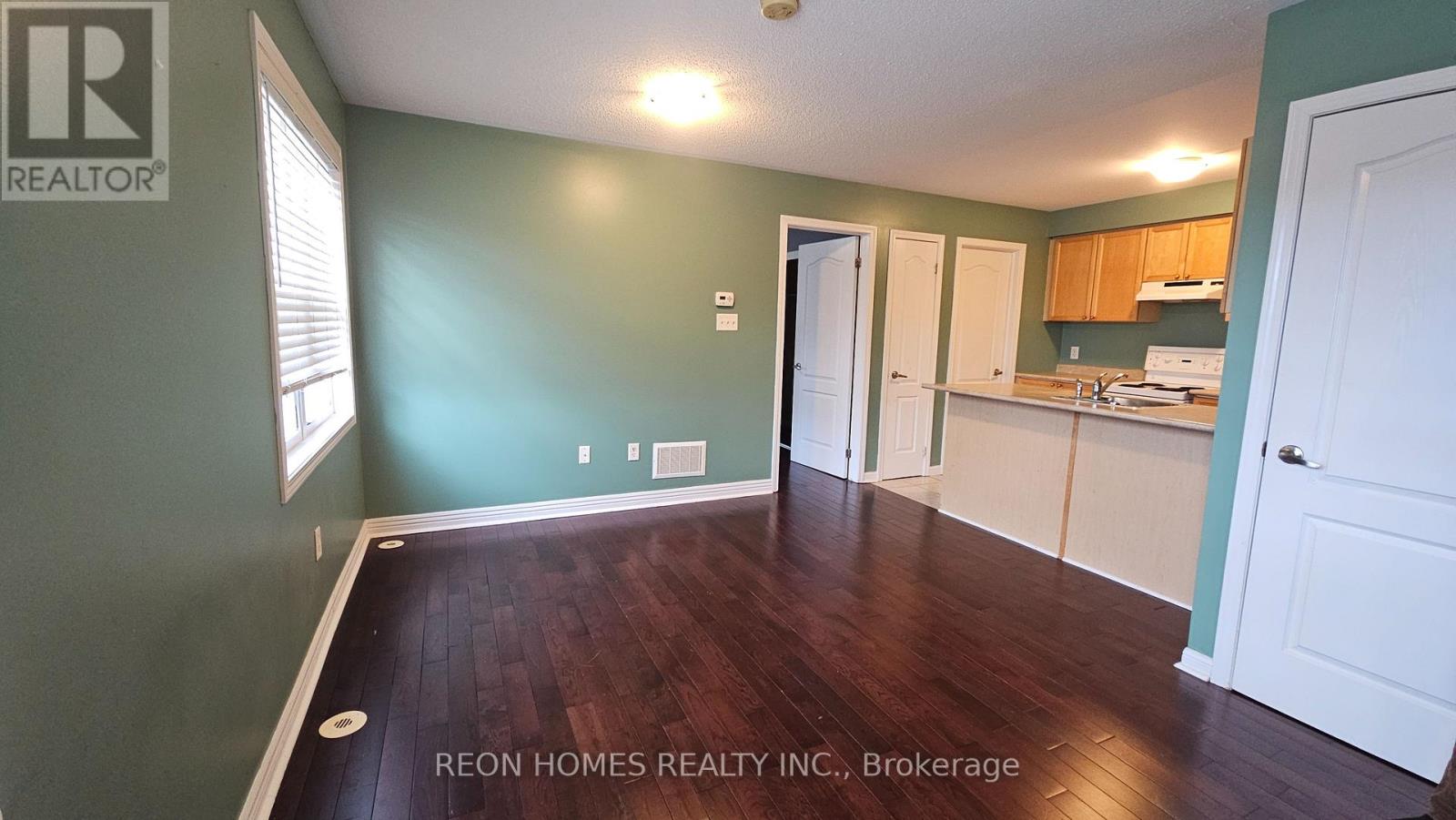 Coach House - 1 Chippenham Lane, Markham, Ontario  L6B 1L6 - Photo 3 - N12952250