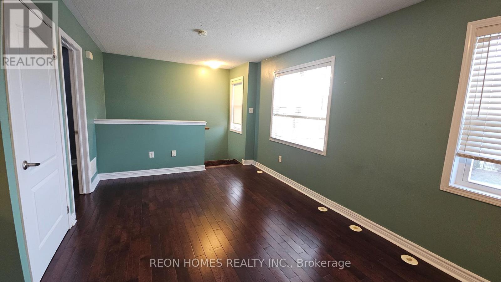 Coach House - 1 Chippenham Lane, Markham, Ontario  L6B 1L6 - Photo 4 - N12952250