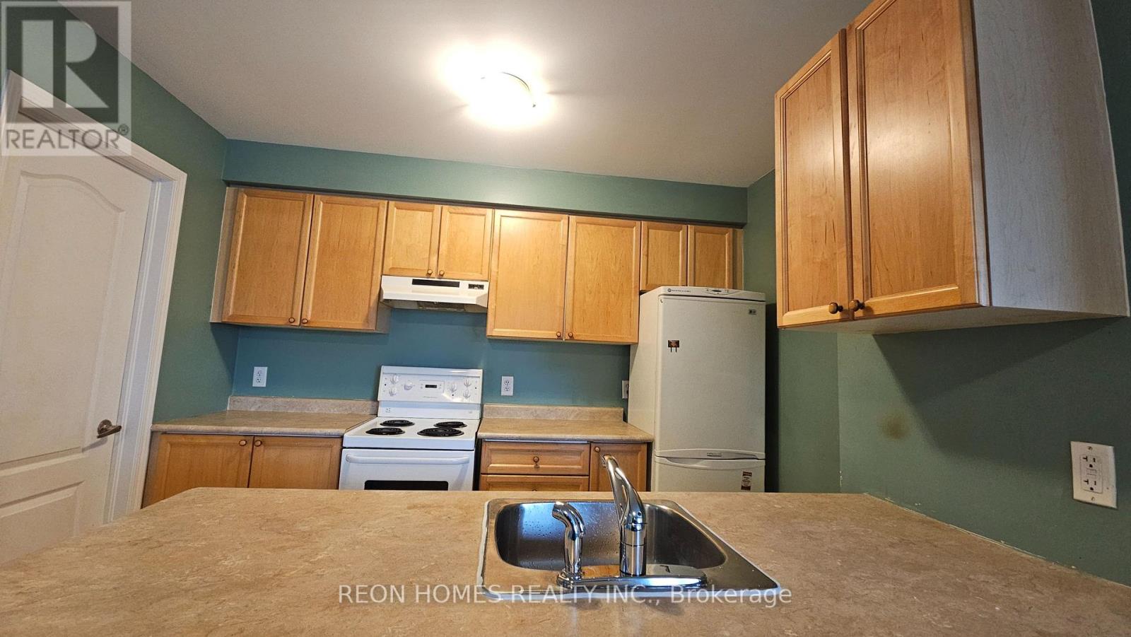 Coach House - 1 Chippenham Lane, Markham, Ontario  L6B 1L6 - Photo 7 - N12952250