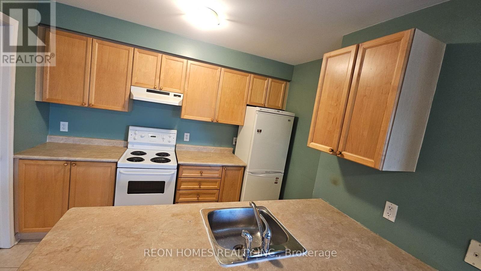 Coach House - 1 Chippenham Lane, Markham, Ontario  L6B 1L6 - Photo 8 - N12952250