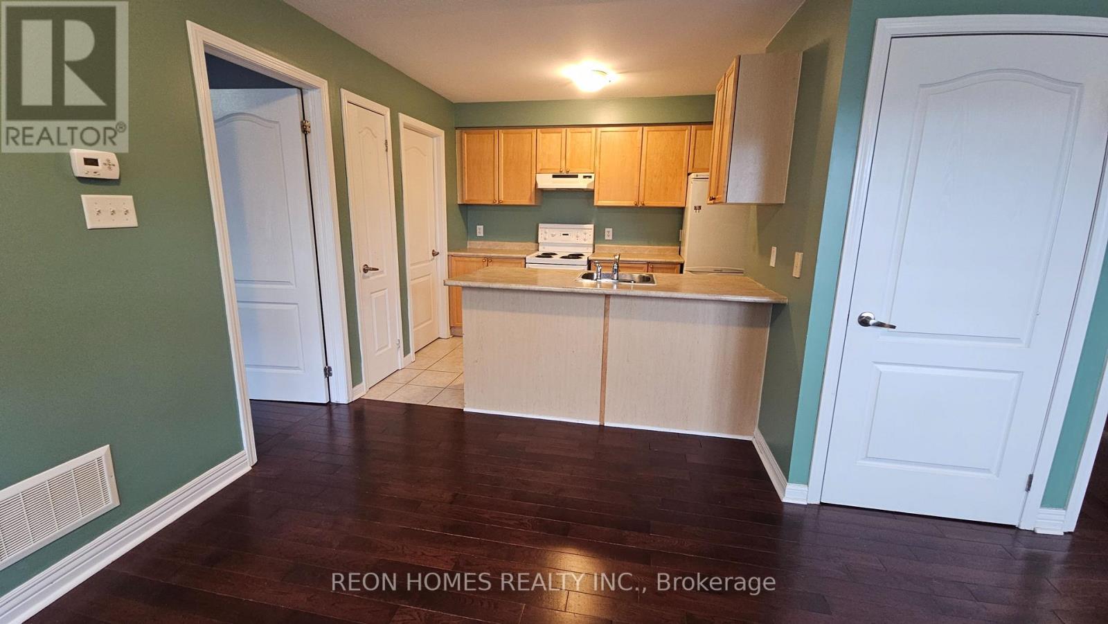 Coach House - 1 Chippenham Lane, Markham, Ontario  L6B 1L6 - Photo 9 - N12952250