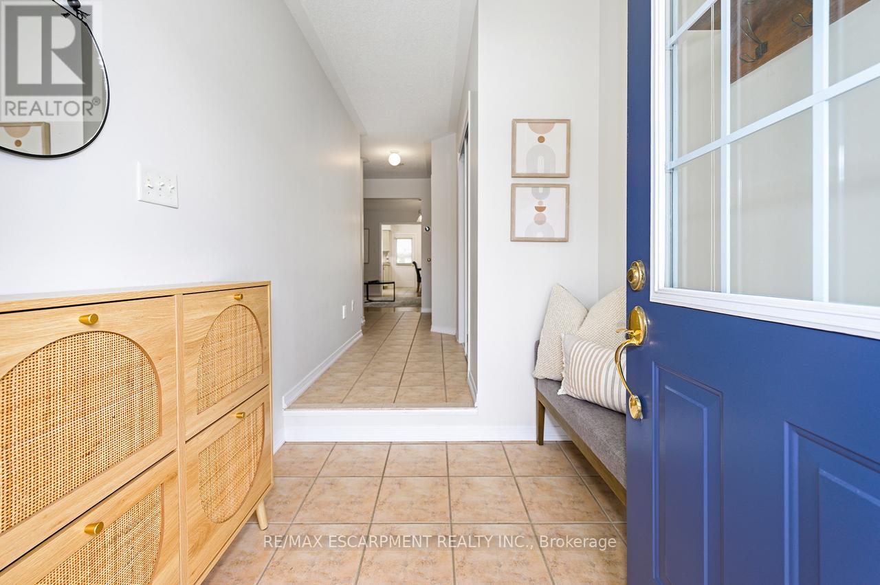 1815 Cobra Crescent, Burlington, Ontario  L7L 7M1 - Photo 3 - W12951956